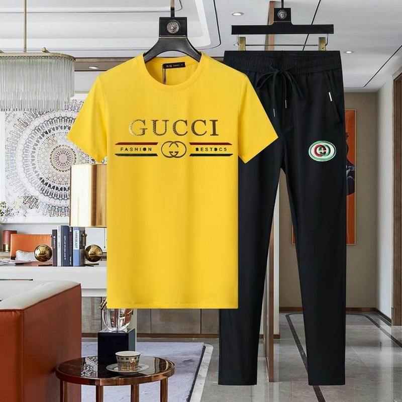 Gucci Men's Suits 580